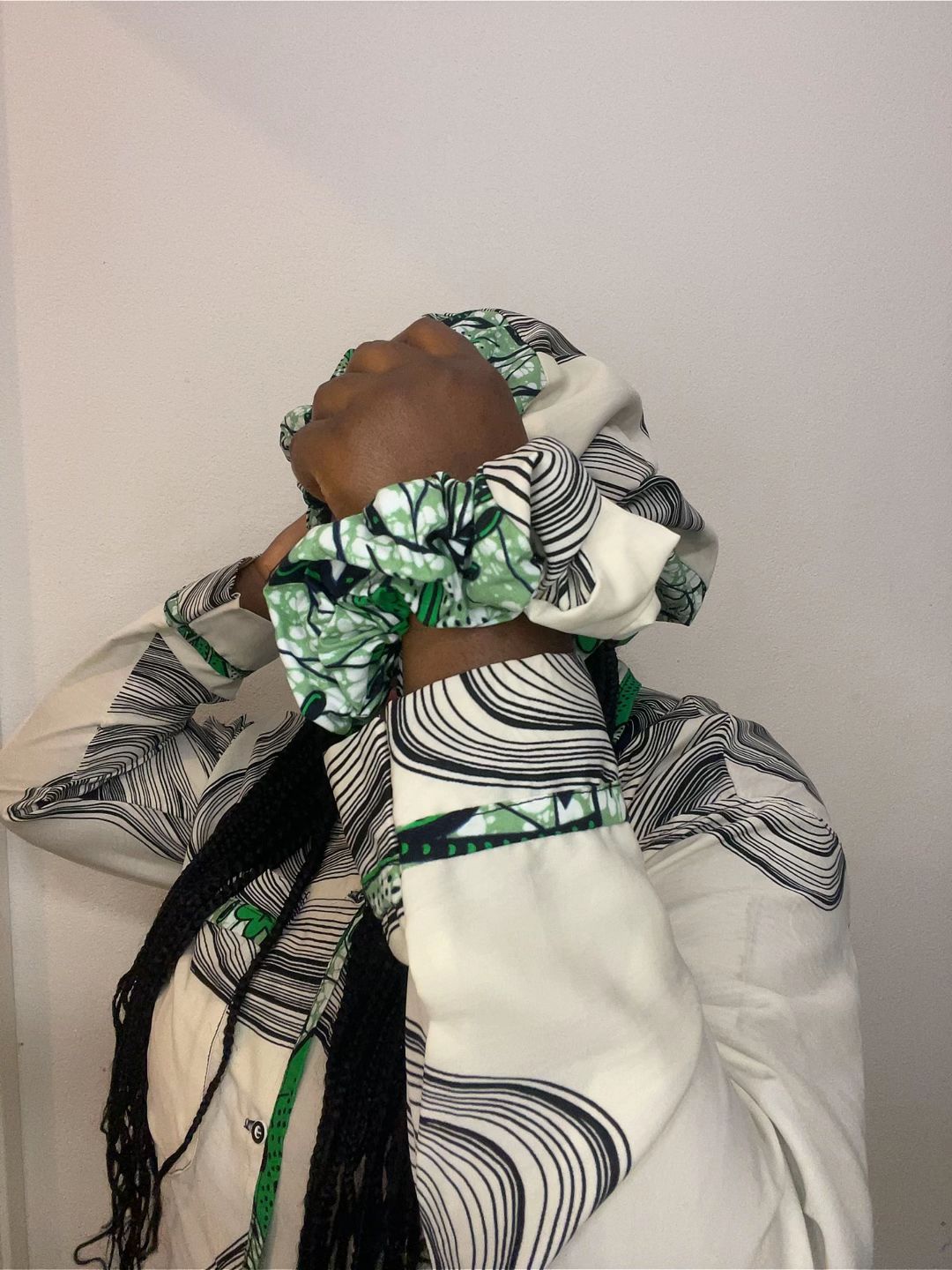 Bonnet & Chouchou en Satin avec Détail Wax Coton