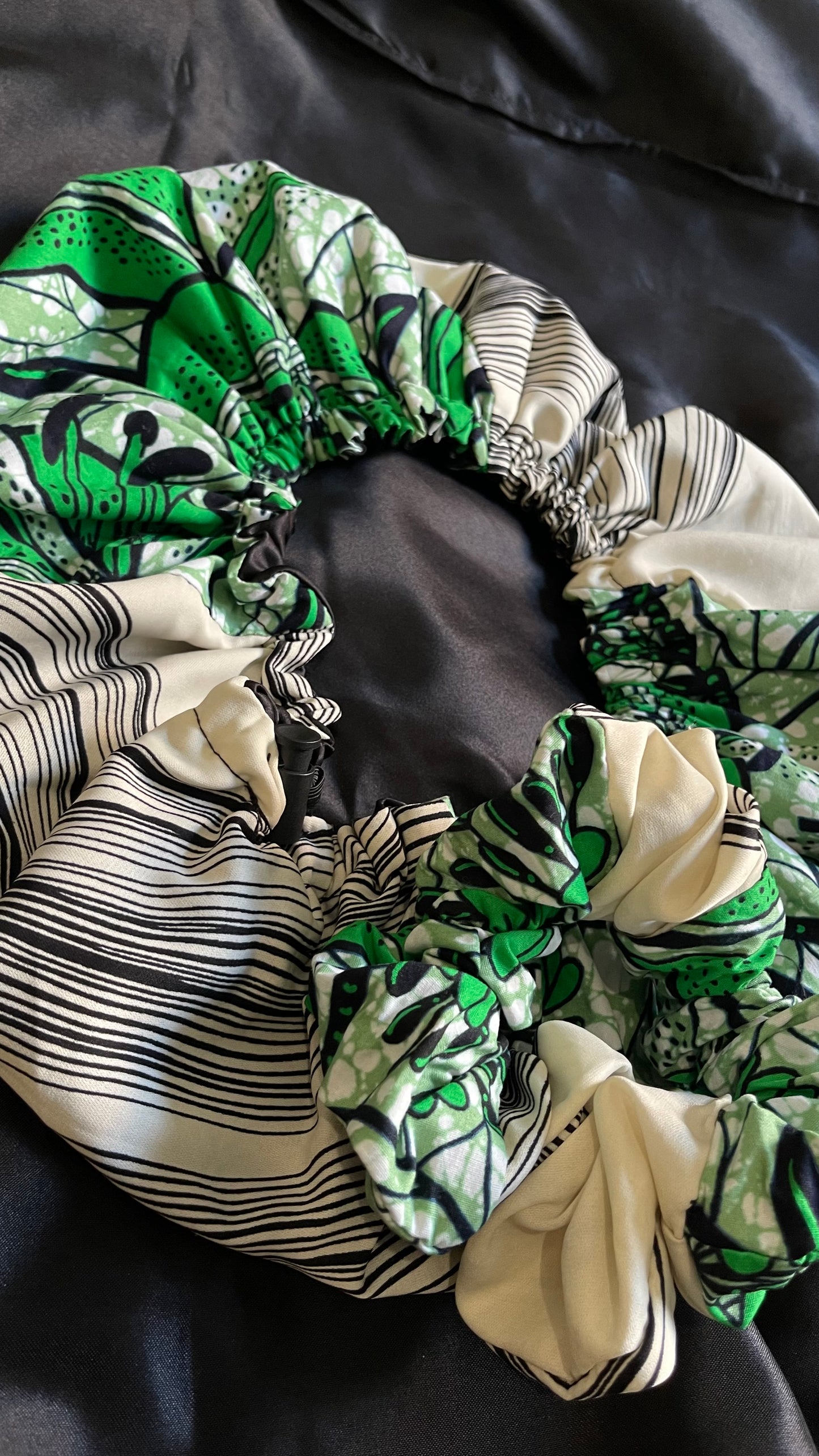 Bonnet & Chouchou en Satin avec Détail Wax Coton